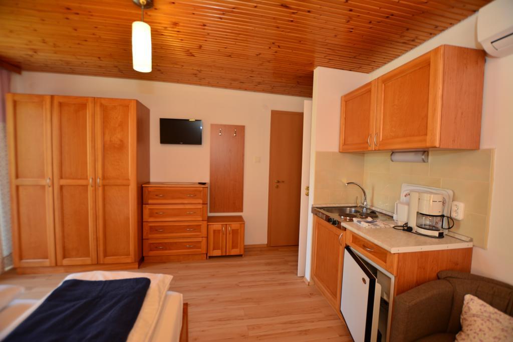 Viragoskert Apartman Heviz Ruang foto